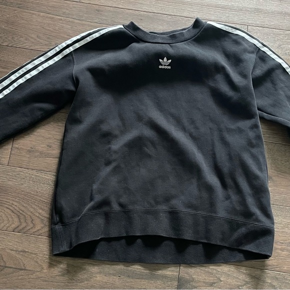 Bundle of 3 sweatshirts sized M. The grey one in the middle is cropped. - Picture 4 of 11